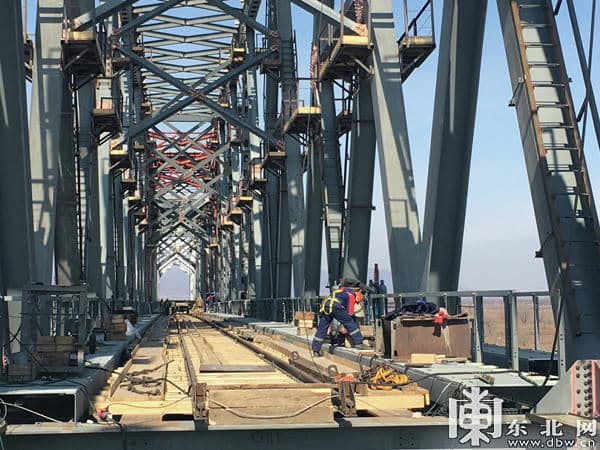 Россия и Китай соединили части железнодорожного моста через Амур