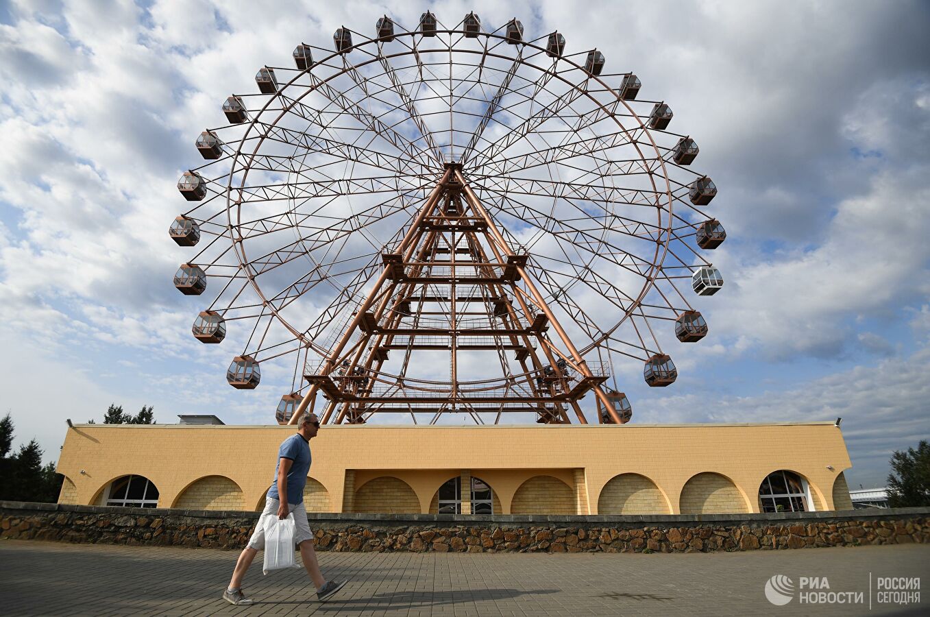 В Новосибирске запустили самое высокое за Уралом колесо обозрения